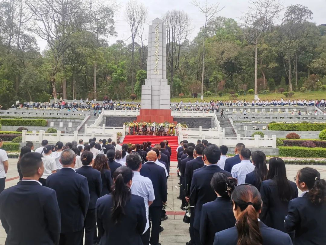 銘記先烈精神，宜賓市公服集團(tuán)公交公司開(kāi)展清明節(jié)祭掃烈士墓活動(dòng)